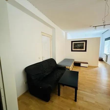 Mit Einem Schlafzimmer Mit Trennwand